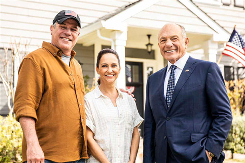 Admiral Lynch with couple in front of home Admiral Lynch with couple in front of home